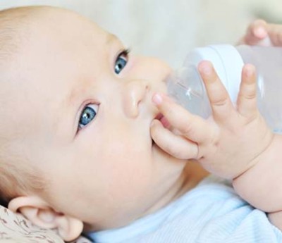 Нужно ли и можно ли давать питьевую воду новорожденному?