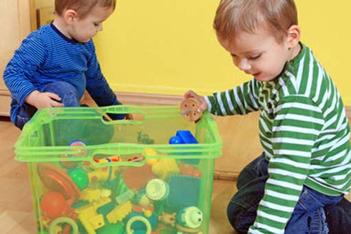 Как приучить ребёнка убирать свои игрушки