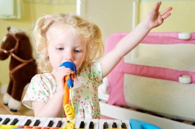 Как научить малыша петь?