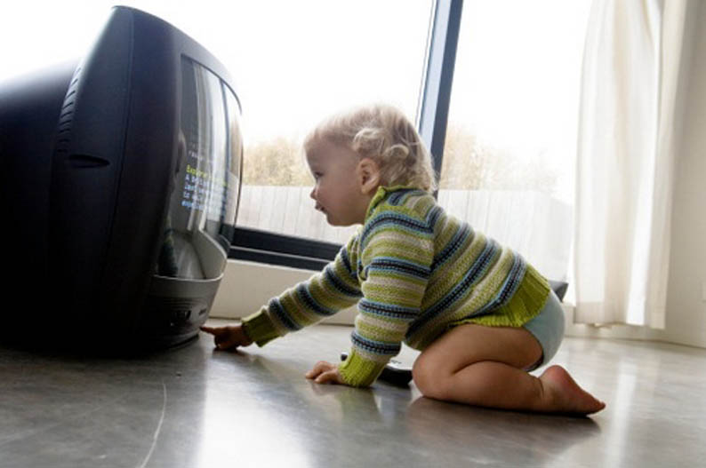 Можно ли ребенку долго смотреть телевизор