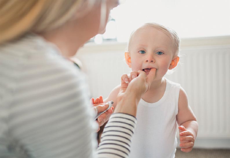 Помогаем малышу при прорезывании зубов